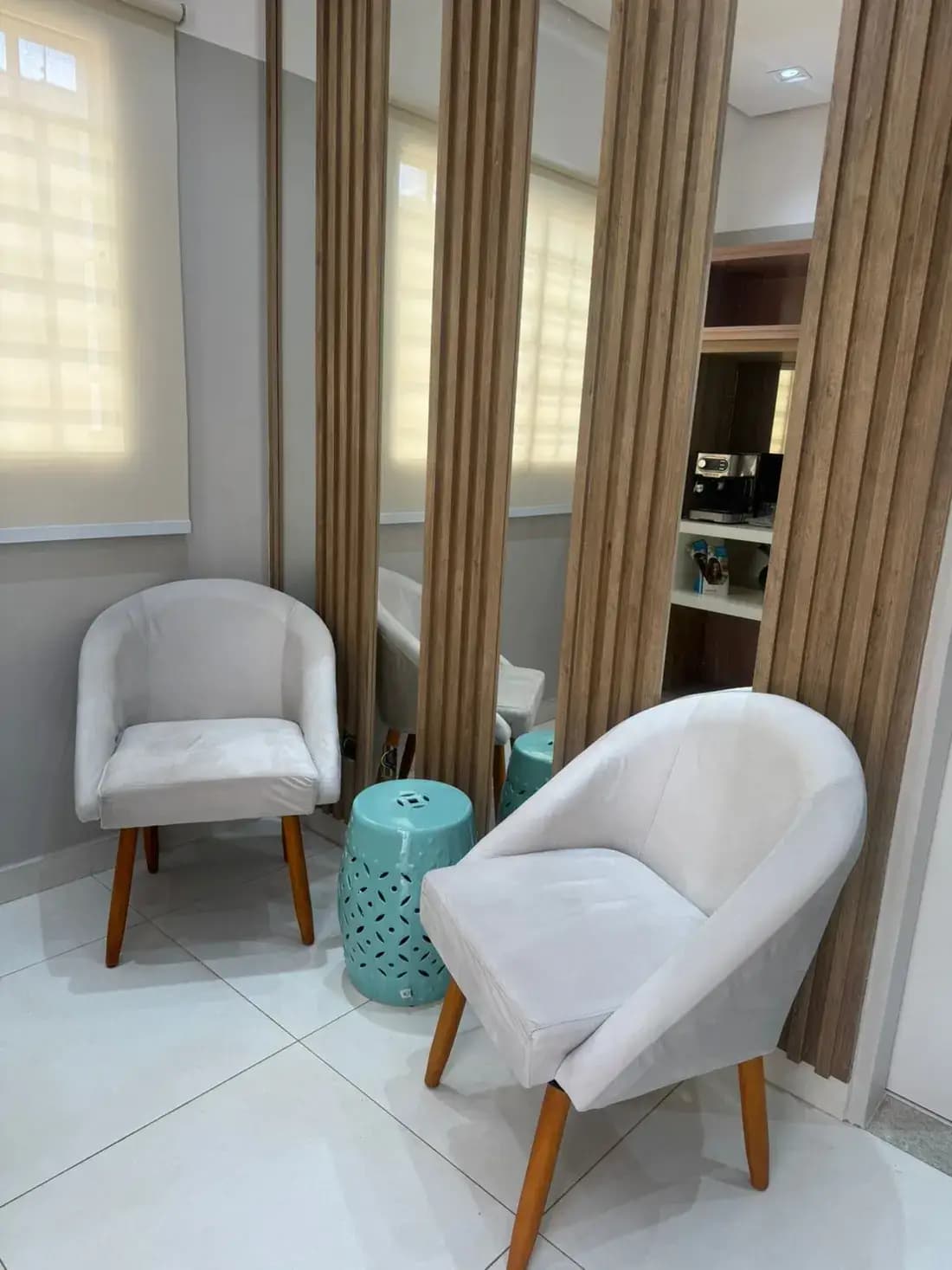 Poltronas em um ambiente do consultório