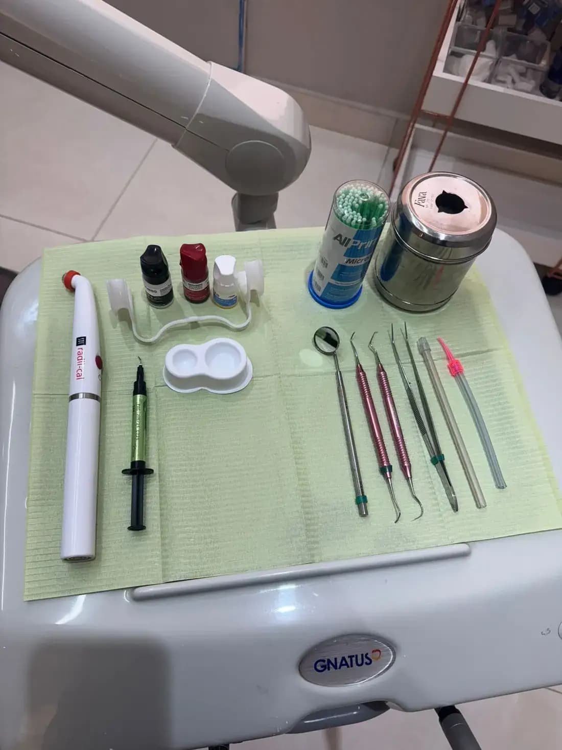 Instrumentos odontológicos organizados sobre a bancada de trabalho