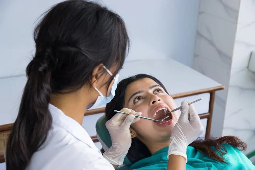 Consulta odontológica de clínica geral em consultório
