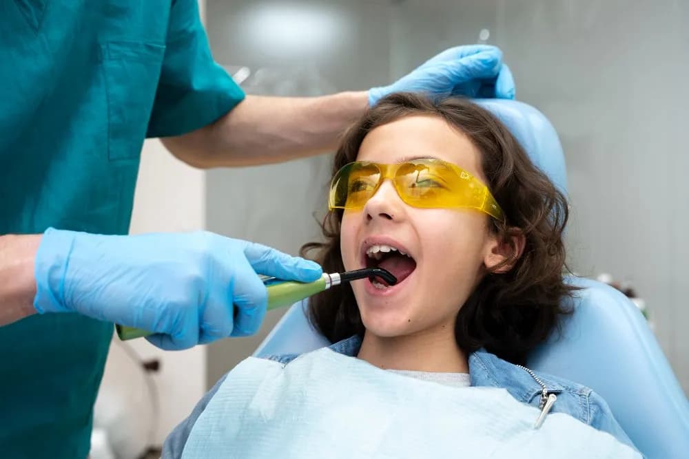 Criança em atendimento odontológico infantil