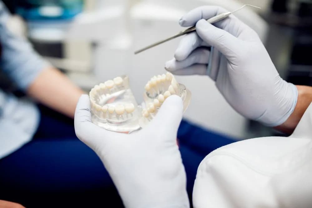 Prótese dentária sendo avaliada em consultório odontológico